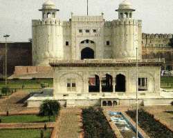 The fort is a beautiful piece of art made with marbles, mosaics, and gilt. It contains mosques as well as palaces.